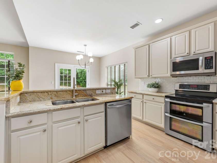 20307 Southshore Drive, Cornelius, NC 28031.  MLS# CAR4395285, YatesRealty ID 36036. Kitchen Island
