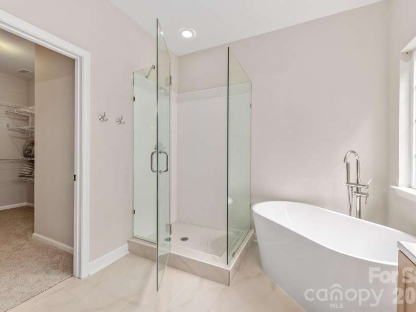 20307 Southshore Drive, Cornelius, NC 28031.  MLS# CAR4395285, YatesRealty ID 36036. Primary Bedroom shower and soak tub and walk in closet