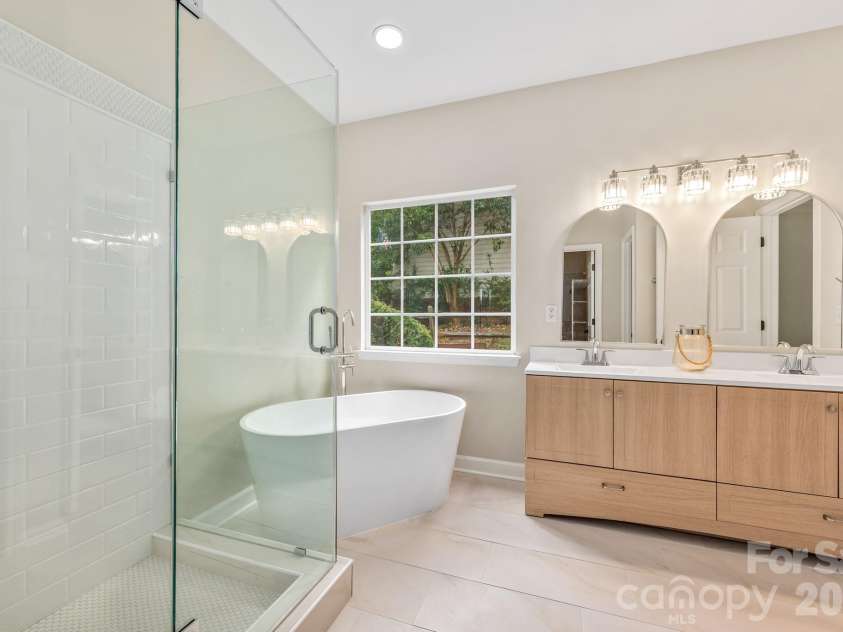20307 Southshore Drive, Cornelius, NC 28031.  MLS# CAR4395285, YatesRealty ID 36036. Remodeled Primary Ensuite