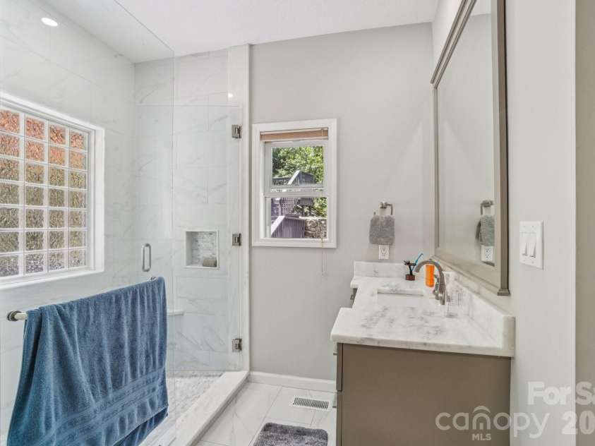 7 Higel Lane, Maggie Valley, NC 28751.  MLS# CAR4400794, YatesRealty ID 36040. Primary bath