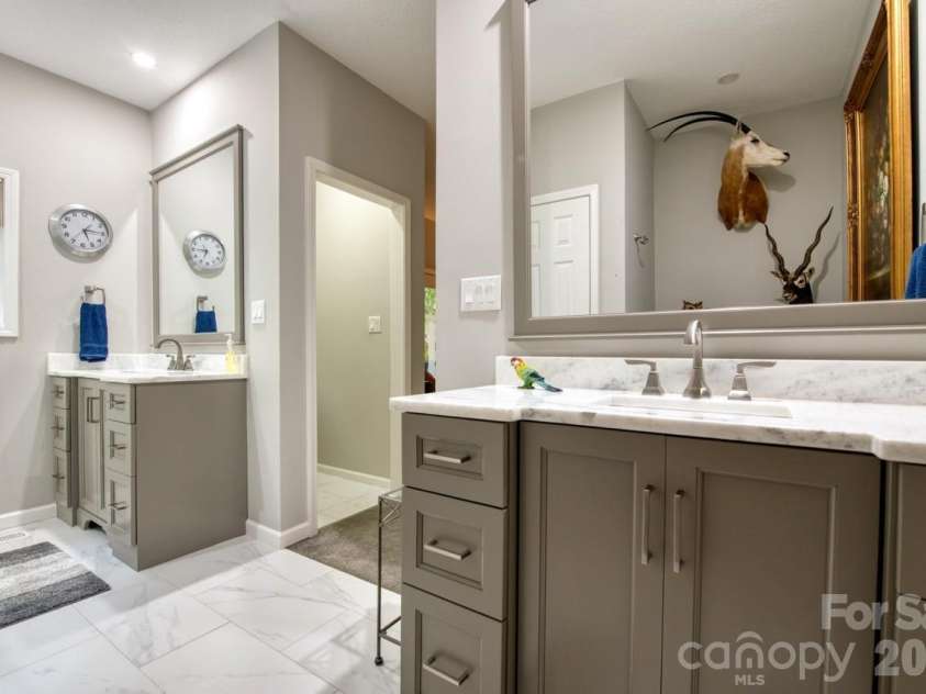 7 Higel Lane, Maggie Valley, NC 28751.  MLS# CAR4400794, YatesRealty ID 36040. Spacious bath with great features