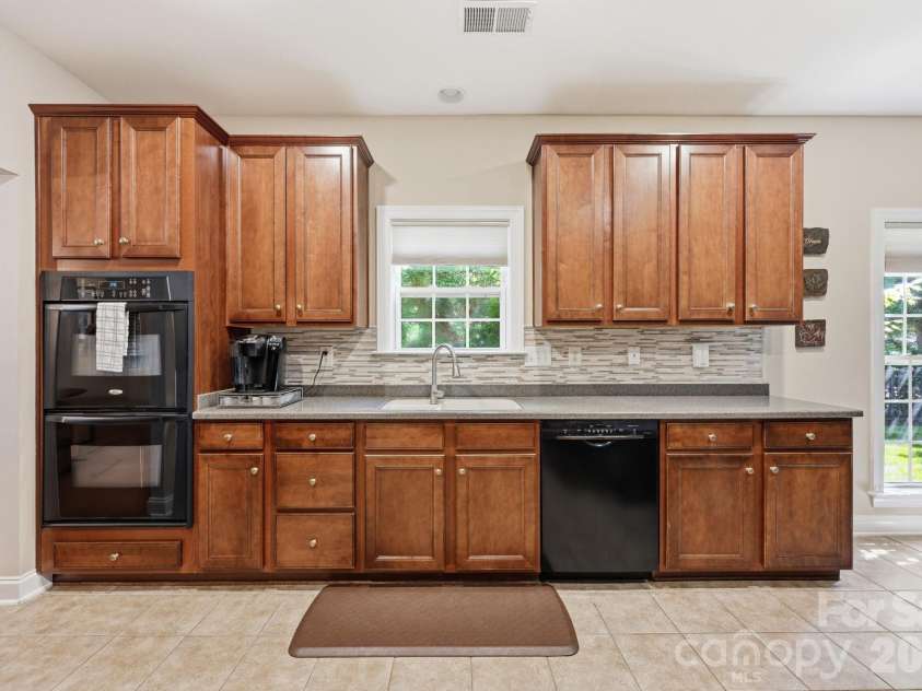4405 Squirrel Trail Lane, Charlotte, NC 28269.  MLS# CAR4387665, YatesRealty ID 36043. 