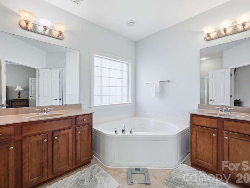 4405 Squirrel Trail Lane, Charlotte, NC 28269.  MLS# CAR4387665, YatesRealty ID 36043. 