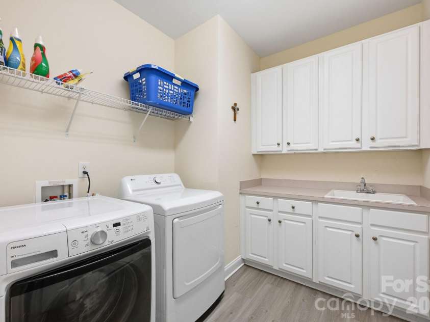 4405 Squirrel Trail Lane, Charlotte, NC 28269.  MLS# CAR4387665, YatesRealty ID 36043. 