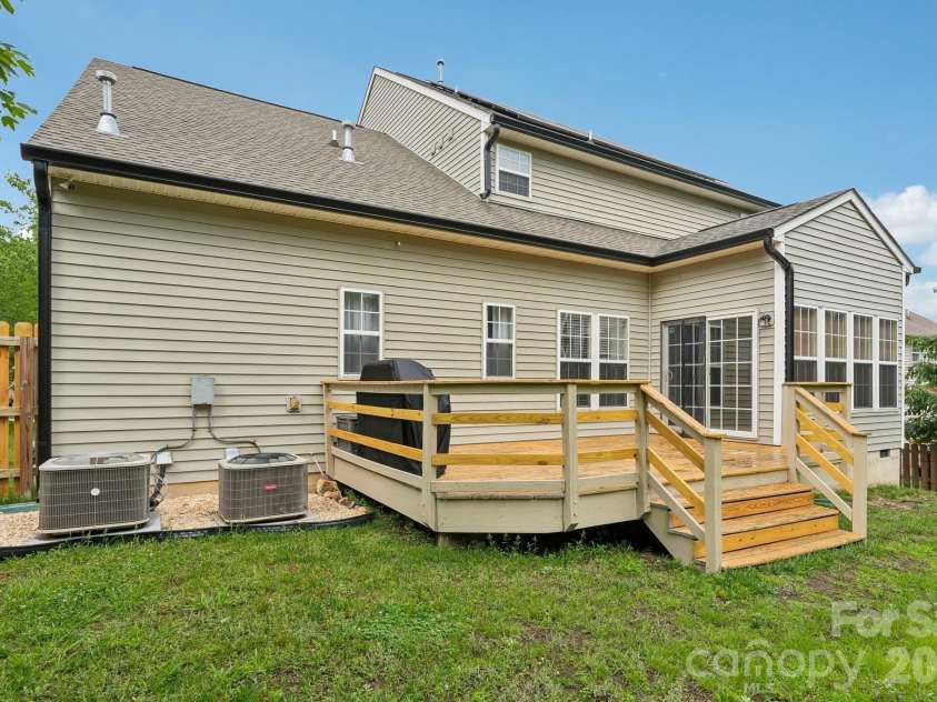 1038 Pepperwood Place, Lake Wylie, SC 29710.  MLS# CAR4388372, YatesRealty ID 36044. Back of home
