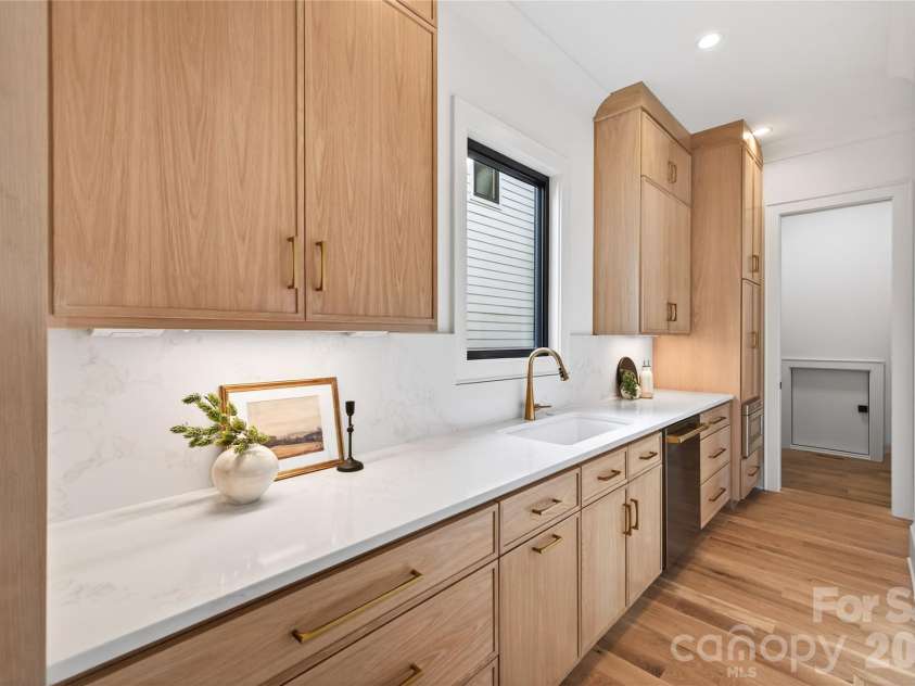 709 Bertonley Avenue, Charlotte, NC 28211.  MLS# CAR4378882, YatesRealty ID 36046. 