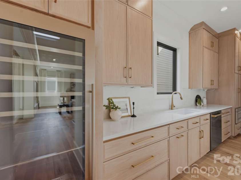 709 Bertonley Avenue, Charlotte, NC 28211.  MLS# CAR4378882, YatesRealty ID 36046. 