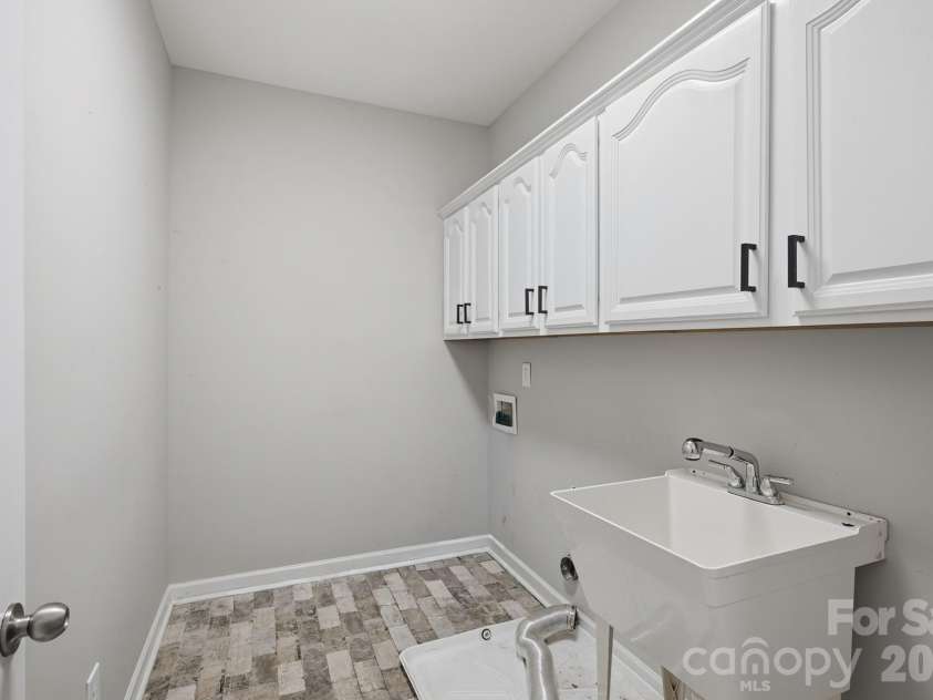 4672 Carrington Drive, Lancaster, SC 29720.  MLS# CAR4389386, YatesRealty ID 36047. Laundry