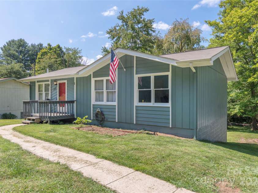 140 Oakdale Road, Waynesville, NC 28786.  MLS# CAR4177584, YatesRealty ID 3605. 