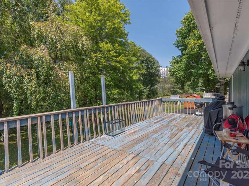 140 Oakdale Road, Waynesville, NC 28786.  MLS# CAR4177584, YatesRealty ID 3605. 