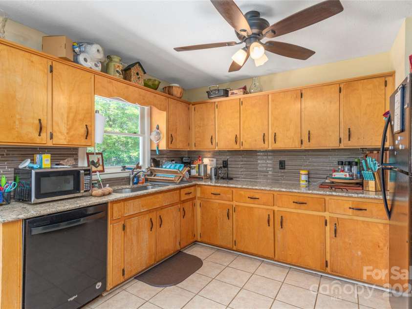 140 Oakdale Road, Waynesville, NC 28786.  MLS# CAR4177584, YatesRealty ID 3605. 