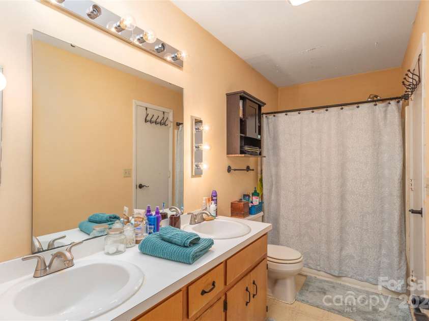 140 Oakdale Road, Waynesville, NC 28786.  MLS# CAR4177584, YatesRealty ID 3605. 