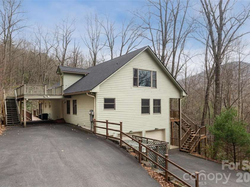 31 Timber Park Drive, Black Mountain, NC 28711.  MLS# CAR4336754, YatesRealty ID 3605. Welcome to 31 Timber Park Dr!
