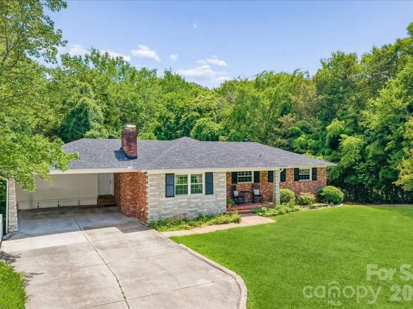 1135 Blueberry Lane, Charlotte, NC 28226.  MLS# CAR4397066, YatesRealty ID 36050. 