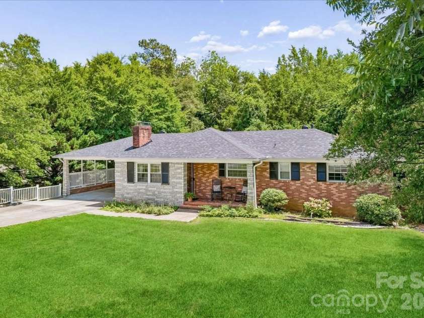 1135 Blueberry Lane, Charlotte, NC 28226.  MLS# CAR4397066, YatesRealty ID 36050. 