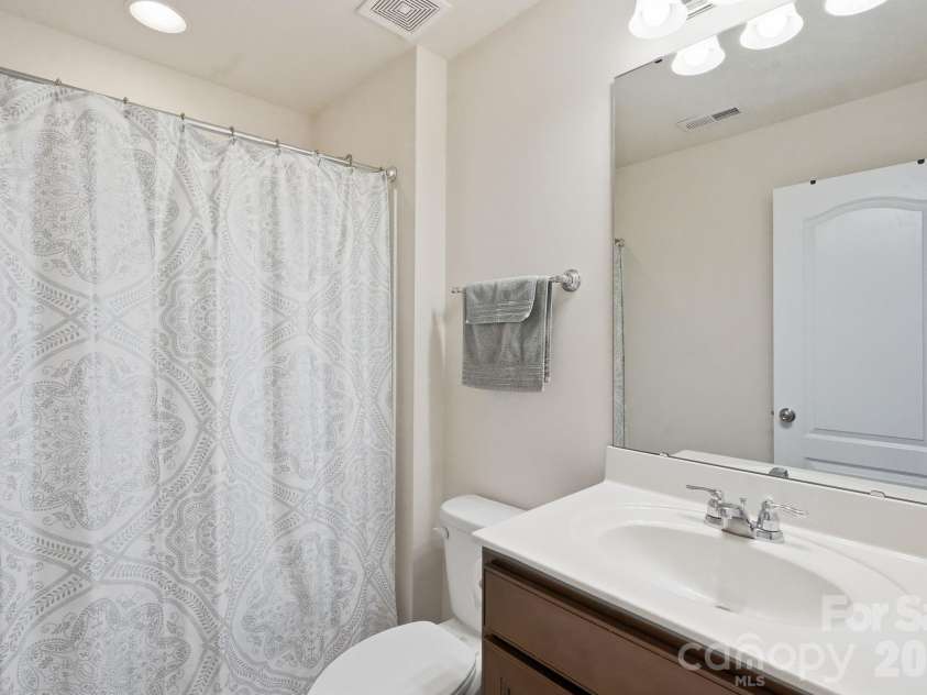 2104 Angel Oak Drive, Fort Mill, SC 29715.  MLS# CAR4399145, YatesRealty ID 36055. Upper Level Full Bathroom