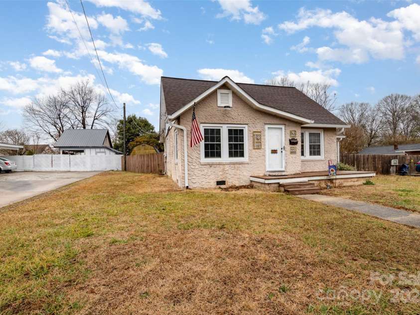 306 2nd Street, Cherryville, NC 28021.  MLS# CAR4222761, YatesRealty ID 3606. 