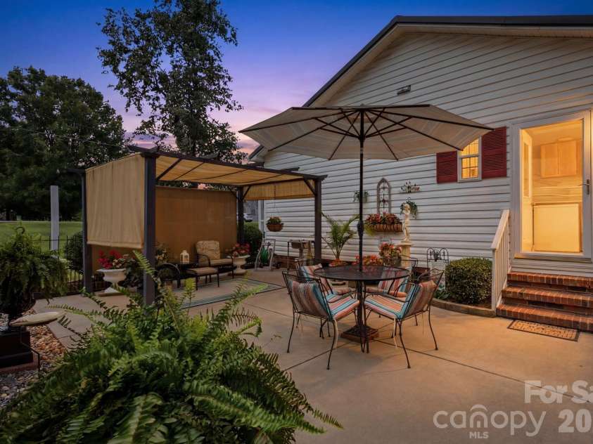 112 23rd Street, Newton, NC 28658.  MLS# CAR4400993, YatesRealty ID 36063. 
