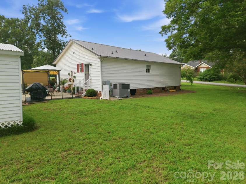 112 23rd Street, Newton, NC 28658.  MLS# CAR4400993, YatesRealty ID 36063. 