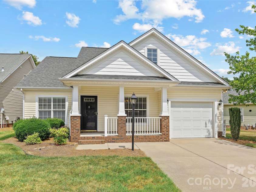 1017 Curry Way, Matthews, NC 28104.  MLS# CAR4402195, YatesRealty ID 36064. 1017 Curry Way