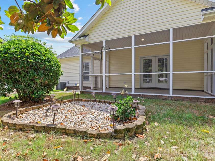 1017 Curry Way, Matthews, NC 28104.  MLS# CAR4402195, YatesRealty ID 36064. 