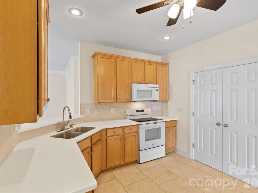 1017 Curry Way, Matthews, NC 28104.  MLS# CAR4402195, YatesRealty ID 36064. 