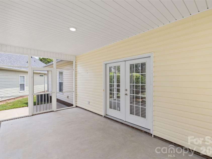 1017 Curry Way, Matthews, NC 28104.  MLS# CAR4402195, YatesRealty ID 36064. 