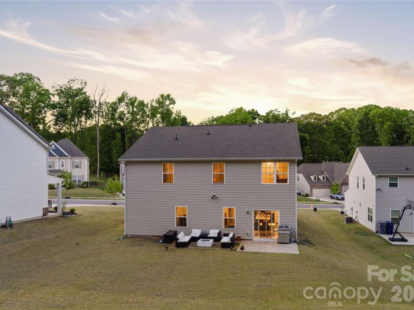 10158 Paper Birch Drive, Charlotte, NC 28215.  MLS# CAR4373913, YatesRealty ID 36070. Backyard