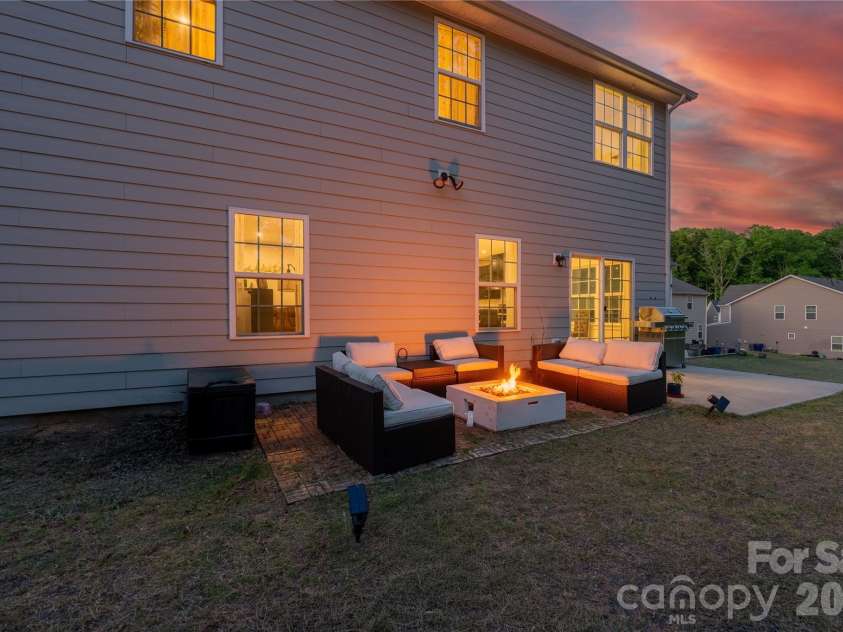 10158 Paper Birch Drive, Charlotte, NC 28215.  MLS# CAR4373913, YatesRealty ID 36070. Backyard