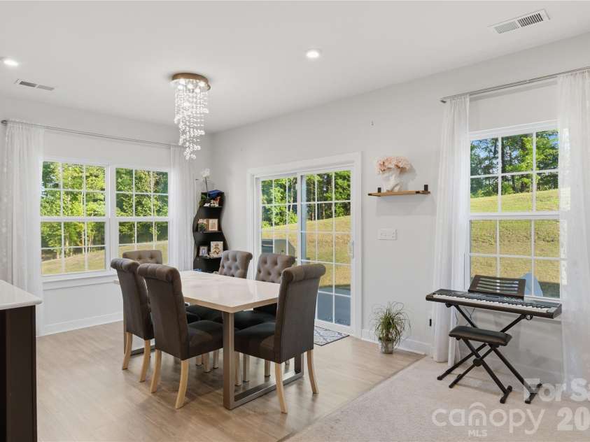 10158 Paper Birch Drive, Charlotte, NC 28215.  MLS# CAR4373913, YatesRealty ID 36070. Dining