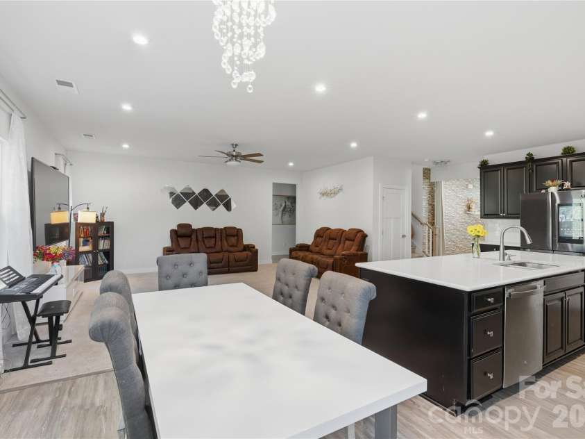 10158 Paper Birch Drive, Charlotte, NC 28215.  MLS# CAR4373913, YatesRealty ID 36070. Dining