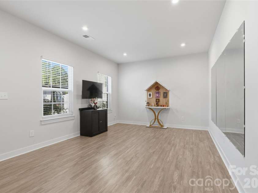 10158 Paper Birch Drive, Charlotte, NC 28215.  MLS# CAR4373913, YatesRealty ID 36070. Flex