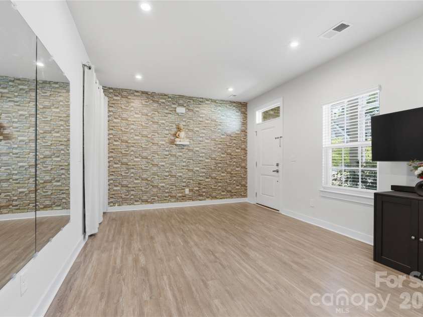 10158 Paper Birch Drive, Charlotte, NC 28215.  MLS# CAR4373913, YatesRealty ID 36070. Flex