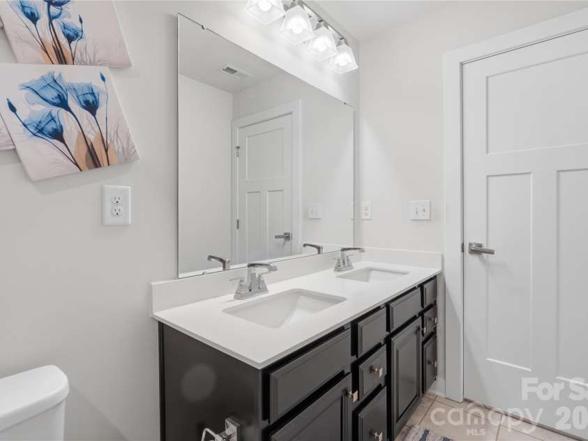 10158 Paper Birch Drive, Charlotte, NC 28215.  MLS# CAR4373913, YatesRealty ID 36070. Guest Bathroom