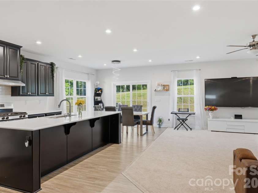 10158 Paper Birch Drive, Charlotte, NC 28215.  MLS# CAR4373913, YatesRealty ID 36070. Kitchen