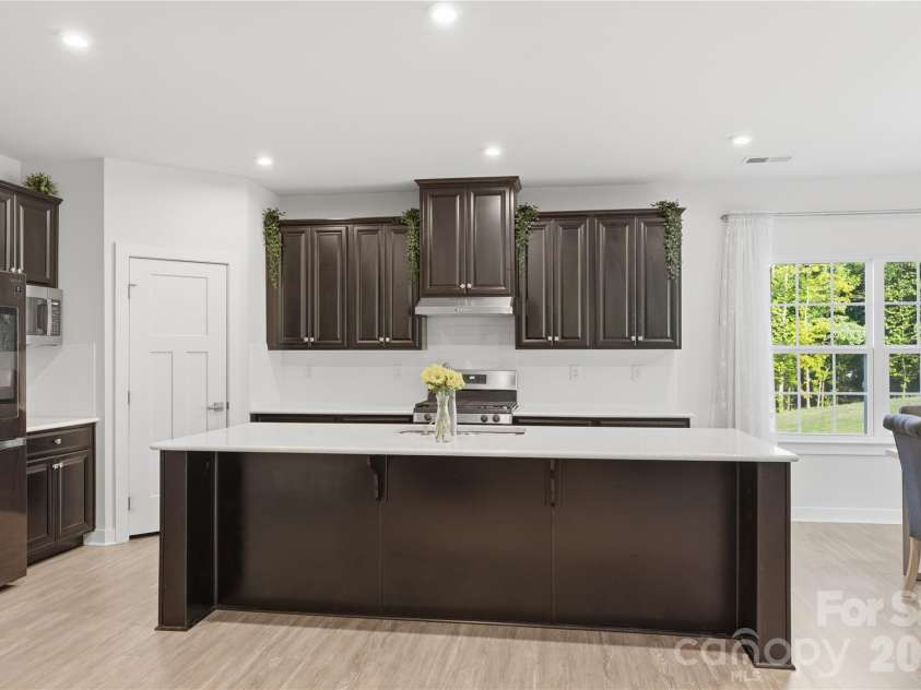 10158 Paper Birch Drive, Charlotte, NC 28215.  MLS# CAR4373913, YatesRealty ID 36070. Kitchen