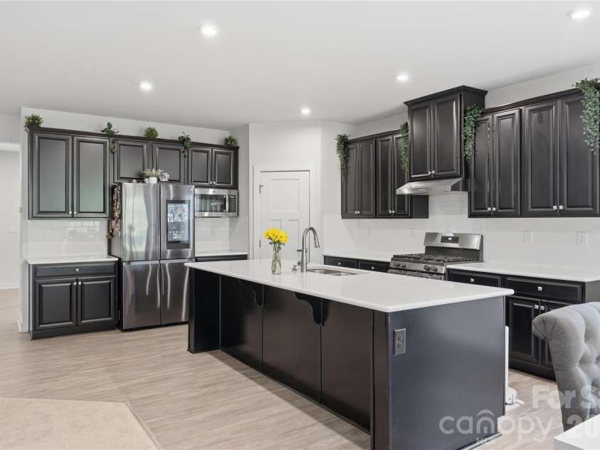 10158 Paper Birch Drive, Charlotte, NC 28215.  MLS# CAR4373913, YatesRealty ID 36070. Kitchen