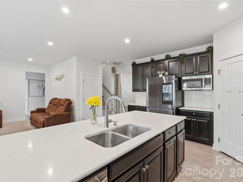 10158 Paper Birch Drive, Charlotte, NC 28215.  MLS# CAR4373913, YatesRealty ID 36070. Kitchen