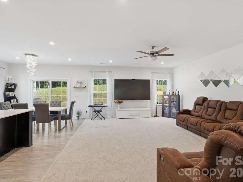 10158 Paper Birch Drive, Charlotte, NC 28215.  MLS# CAR4373913, YatesRealty ID 36070. Living
