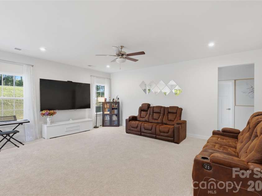 10158 Paper Birch Drive, Charlotte, NC 28215.  MLS# CAR4373913, YatesRealty ID 36070. Living