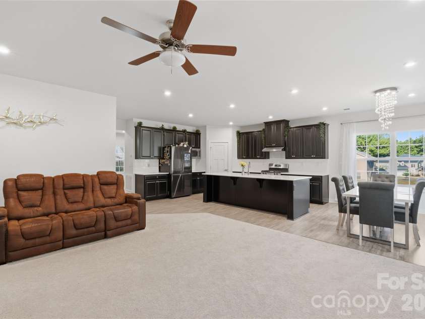 10158 Paper Birch Drive, Charlotte, NC 28215.  MLS# CAR4373913, YatesRealty ID 36070. Living