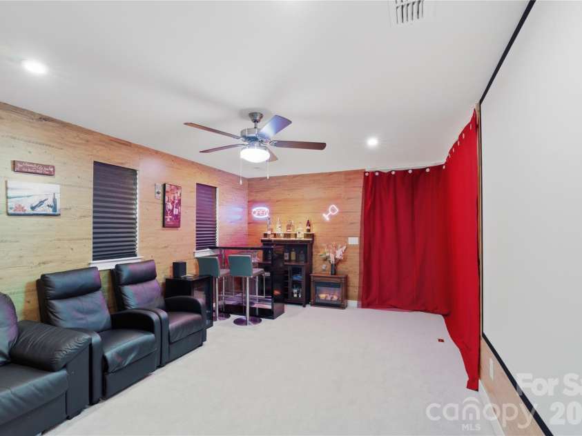 10158 Paper Birch Drive, Charlotte, NC 28215.  MLS# CAR4373913, YatesRealty ID 36070. Loft