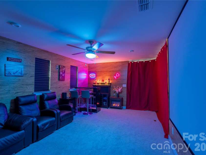 10158 Paper Birch Drive, Charlotte, NC 28215.  MLS# CAR4373913, YatesRealty ID 36070. Loft