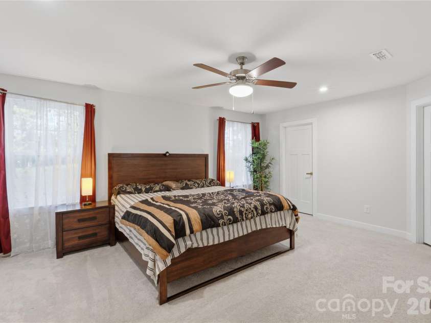 10158 Paper Birch Drive, Charlotte, NC 28215.  MLS# CAR4373913, YatesRealty ID 36070. Master Bedroom