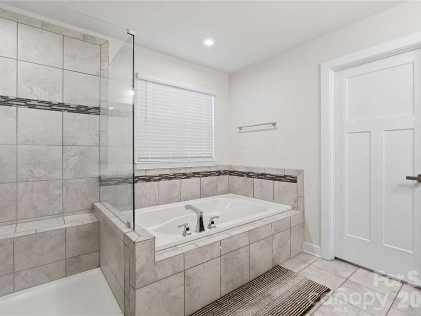 10158 Paper Birch Drive, Charlotte, NC 28215.  MLS# CAR4373913, YatesRealty ID 36070. Master Bedroom Bathroom
