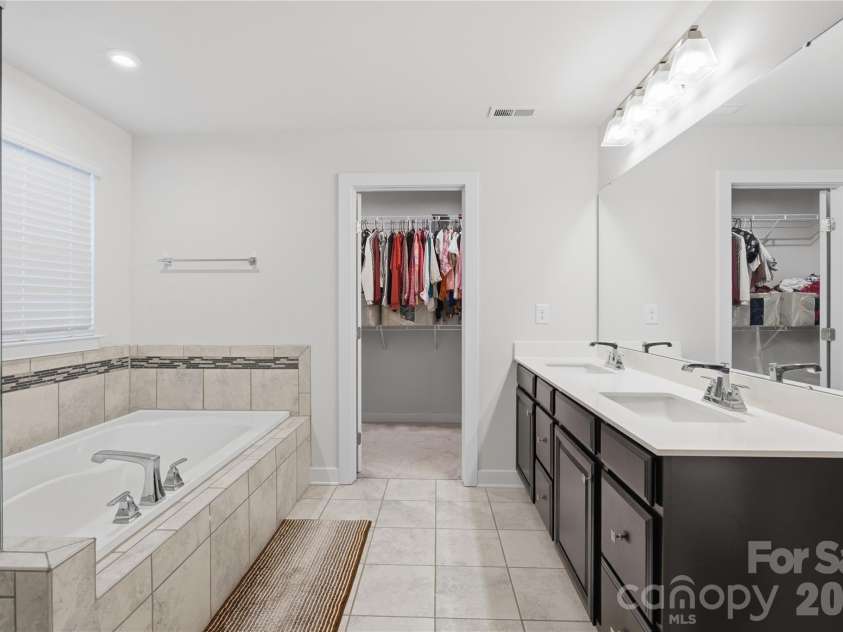 10158 Paper Birch Drive, Charlotte, NC 28215.  MLS# CAR4373913, YatesRealty ID 36070. Master Bedroom Bathroom
