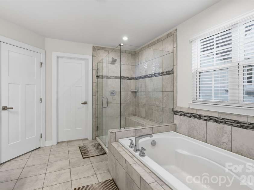 10158 Paper Birch Drive, Charlotte, NC 28215.  MLS# CAR4373913, YatesRealty ID 36070. Master Bedroom Bathroom