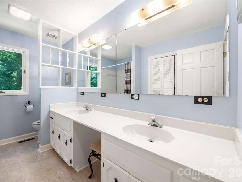 3426 Driftwood Drive, Gastonia, NC 28056.  MLS# CAR4378583, YatesRealty ID 36071. Secondary bathroom