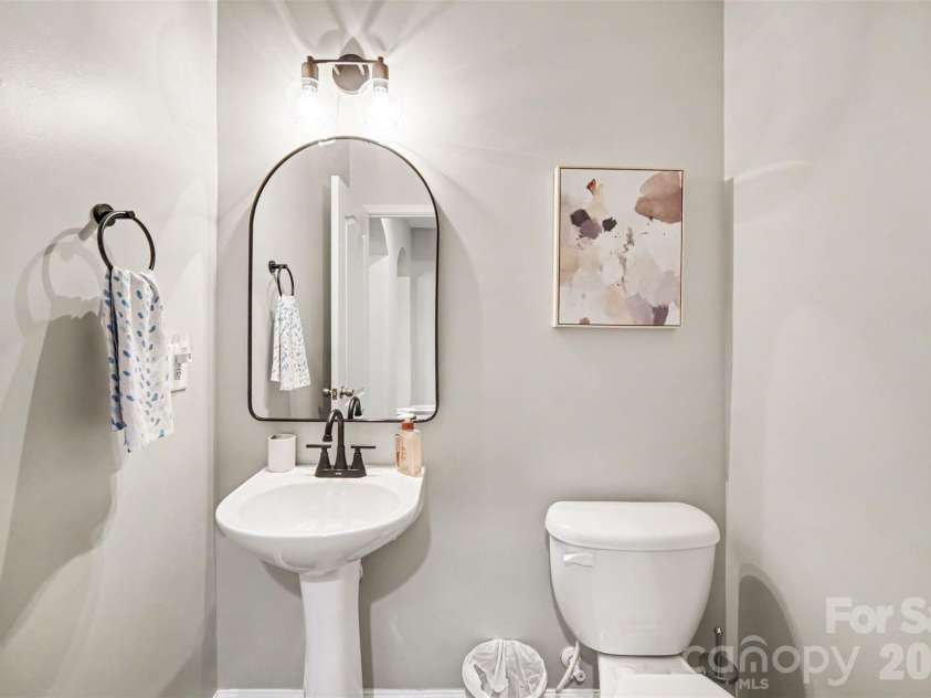 11319 Scottsman Trace Drive, Charlotte, NC 28273.  MLS# CAR4396344, YatesRealty ID 36075. Main Floor Half Bath.