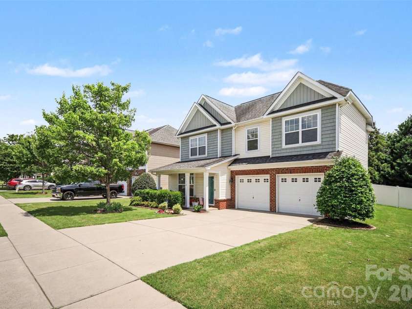 11319 Scottsman Trace Drive, Charlotte, NC 28273.  MLS# CAR4396344, YatesRealty ID 36075. Nice sized side yard as well as the fenced backyard visible.